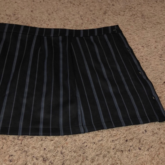 NWT beautiful button skirt - Picture 6 of 8
